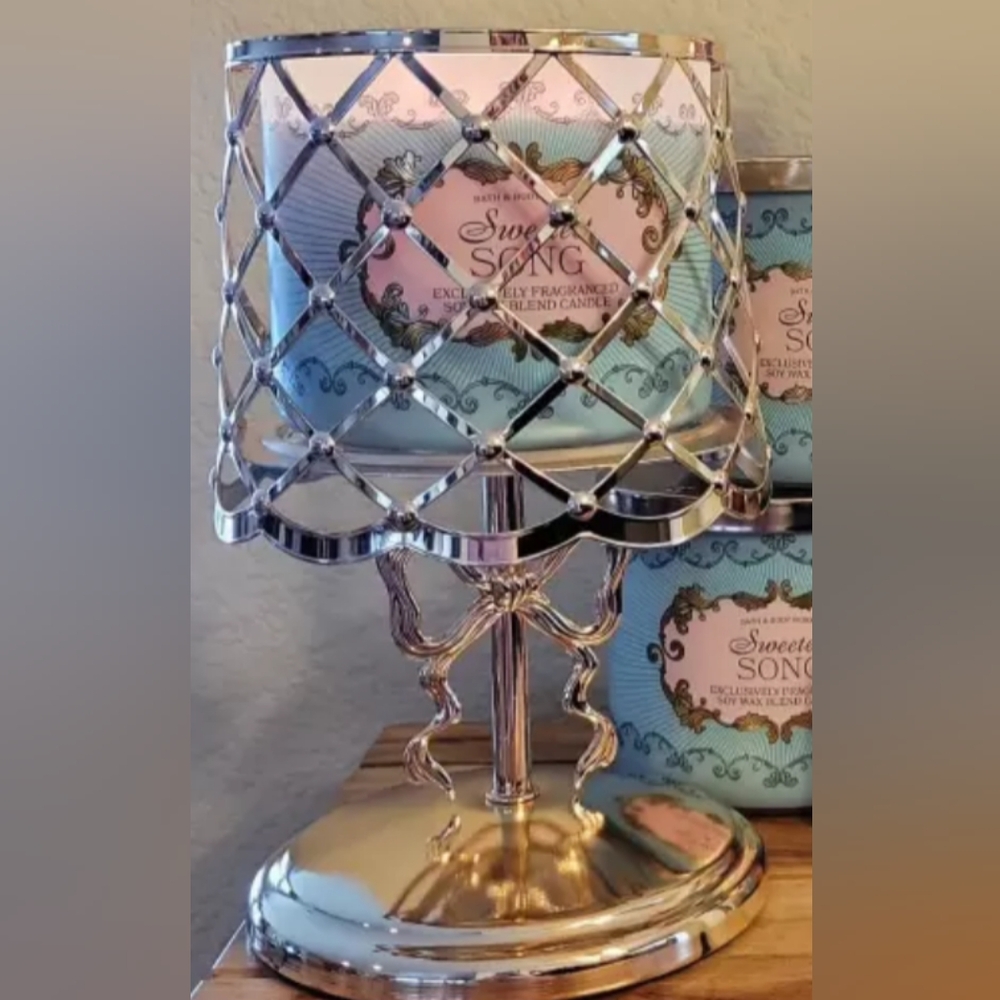 Bath & Body Works Coquette Gold Bow Lamp 3-Wick Candle Holder NWT - Picture 7 of 8